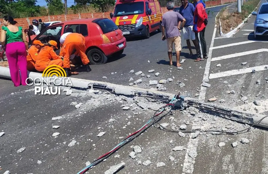 Mulher perde controle de carro e bate em poste na BR-316 em Teresina