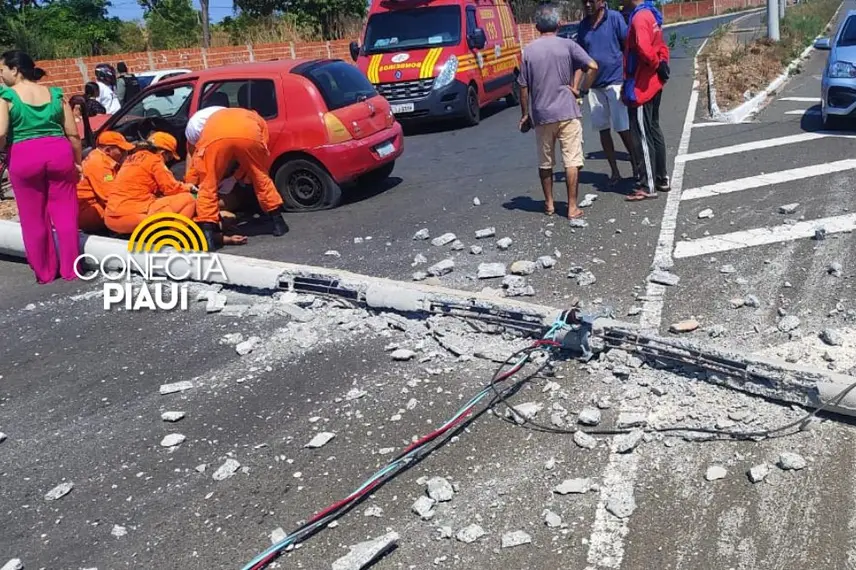 Mulher perde controle de carro e bate em poste na BR-316 em Teresina