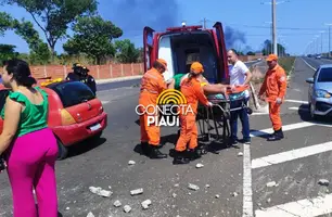 Mulher perde controle de carro e bate em poste na BR-316 em Teresina (Foto: Conecta Piauí)