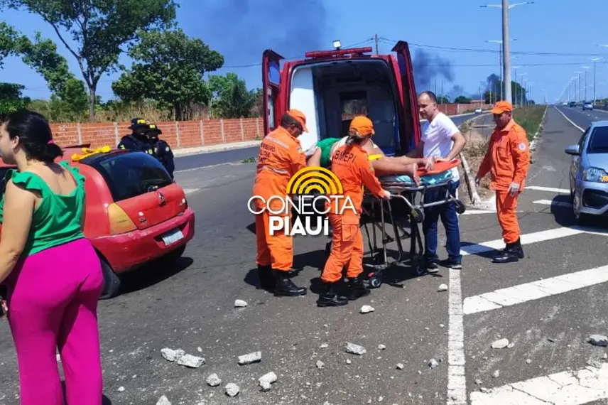 Mulher perde controle de carro e bate em poste na BR-316 em Teresina