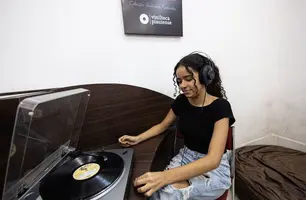 Músicas antigas encantam o público na Vinilteca Piauiense (Foto: Regis Falcão)