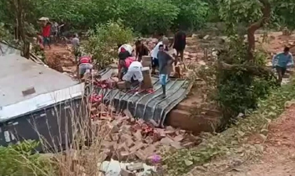 Populares saqueiam carreta que tombou na zona rural de Timon