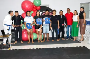 Prefeitura de Baixa Grande do Ribeiro entrega kimonos à alunos da rede municipal (Foto: Reprodução)