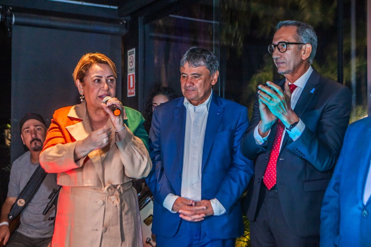 Senadora Jussara Lima fortalece parcerias em jantar com prefeitos do Piauí
