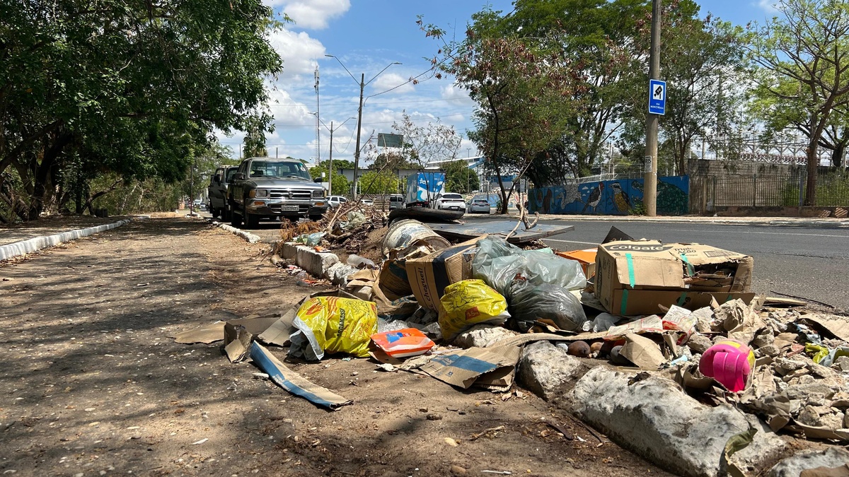 Transportadores denunciam lixo acumulado na av. Maranhão e pedem providências