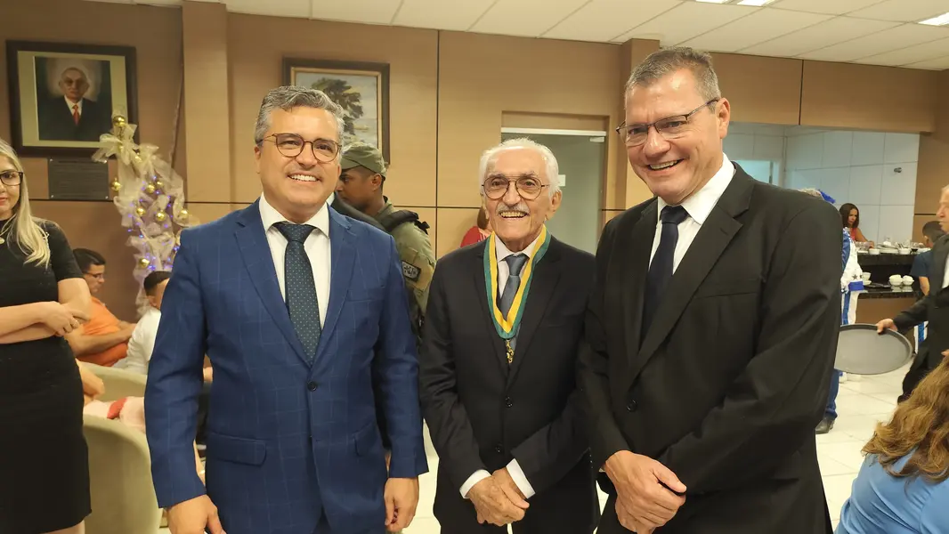 Vereadores entregam Medalha do Mérito Legislativo na Câmara de Teresina