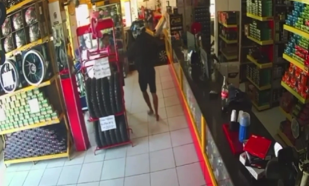 Vídeo flagra o momento em que jovem é alvejado no Promorar, zona Sul de Teresina