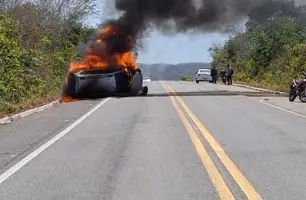 Vídeo: veículo tomba e incendeia na rodovia a caminho de Parnaíba (Foto: Reprodução)