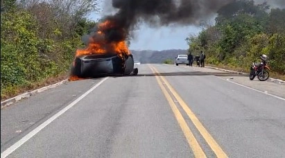 Vídeo: veículo tomba e incendeia na rodovia a caminho de Parnaíba
