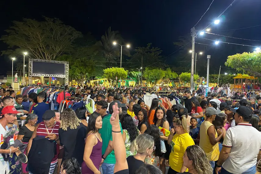 Bazar da Esperança aconteceu na Praça Leônidas Melo