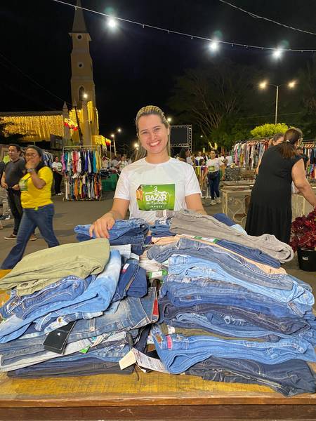 Bazar da Esperança aconteceu na Praça Leônidas Melo