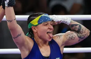 Bia Ferreira bate francesa e mantém cinturão de campeã mundial de boxe (Foto: Reprodução/X)