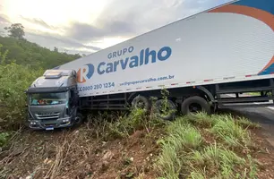 Caminhão do Grupo Carvalho tomba e sai da pista em Monsenhor Gil (Foto: Reprodução)