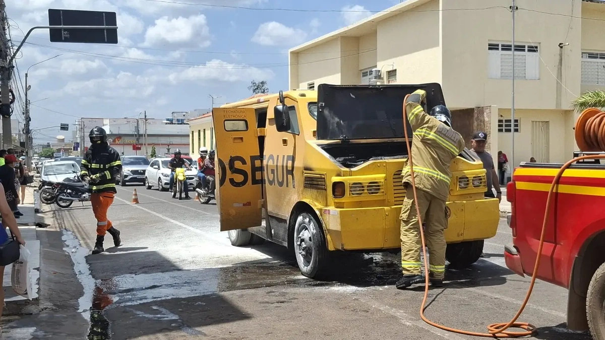 Carro-forte pega fogo no centro de Picos, mas incêndio é controlado