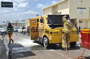 Carro-forte pega fogo no centro de Picos, mas incêndio é controlado (Foto: Cidades na Net)