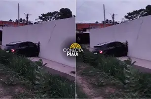 Carro perde controle e colide com muro na Avenida Presidente Kennedy, em Teresina (Foto: Reprodução)