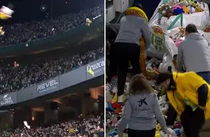 Chuva de pelúcia: torcida joga brinquedos em ação durante LALIGA (Foto: Reprodução/Redes Sociais)