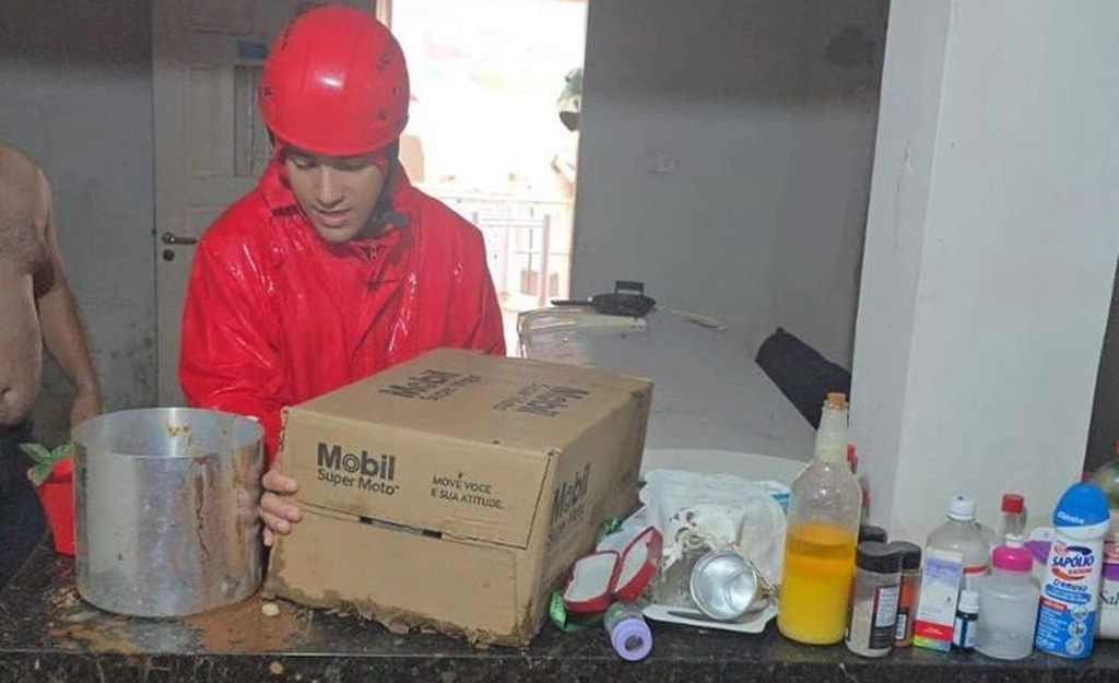 Corpo de Bombeiros atende moradores atingidos pelas fortes chuvas em Picos