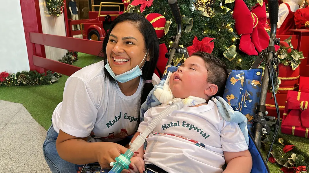 Crianças em tratamento de AME visitam Papai Noel em Teresina