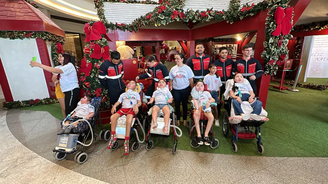 Crianças em tratamento de AME visitam Papai Noel em Teresina