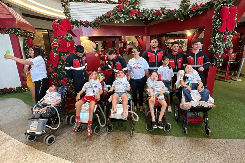 Crianças em tratamento de AME visitam Papai Noel em Teresina
