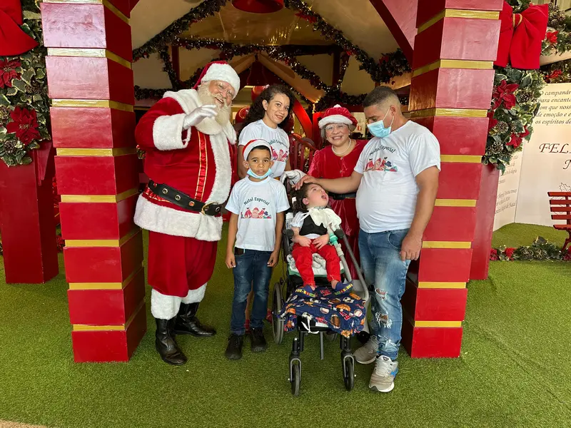 Crianças em tratamento de AME visitam Papai Noel em Teresina