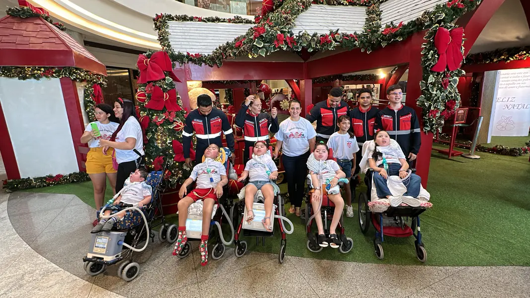 Crianças em tratamento de AME visitam Papai Noel em Teresina
