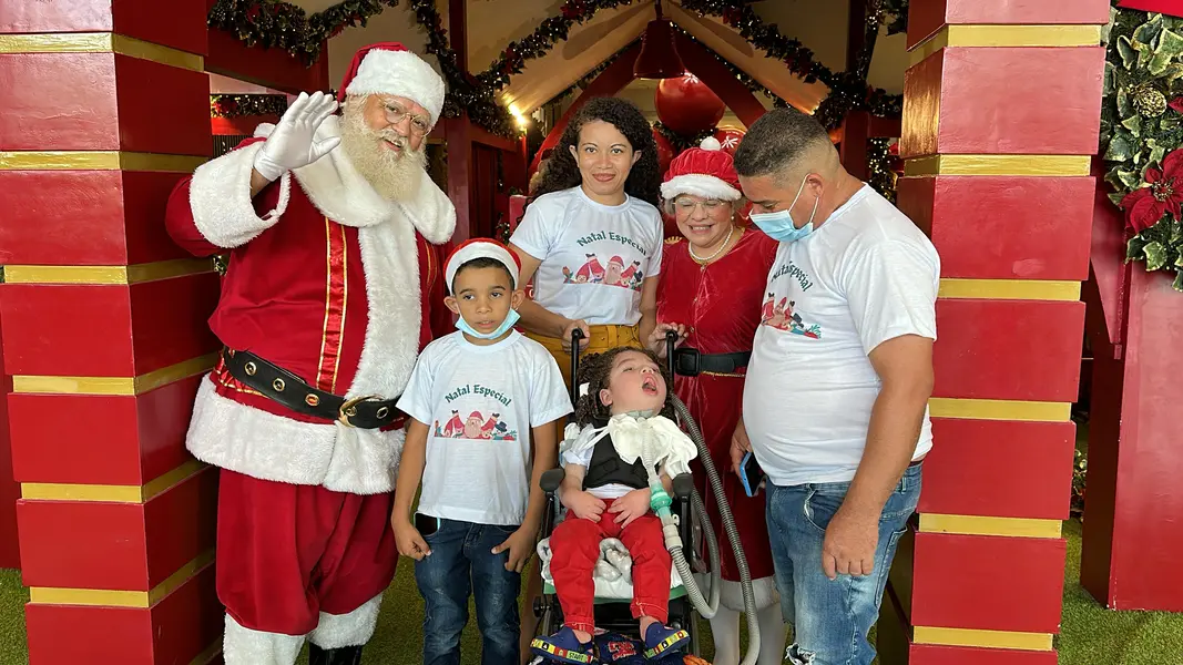 Crianças em tratamento de AME visitam Papai Noel em Teresina