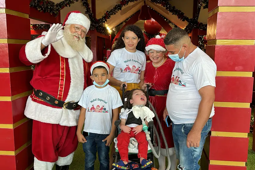 Crianças em tratamento de AME visitam Papai Noel em Teresina