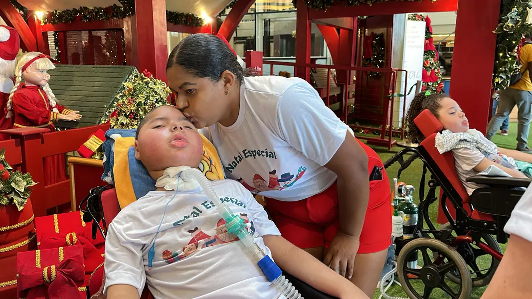 Crianças em tratamento de AME visitam Papai Noel em Teresina