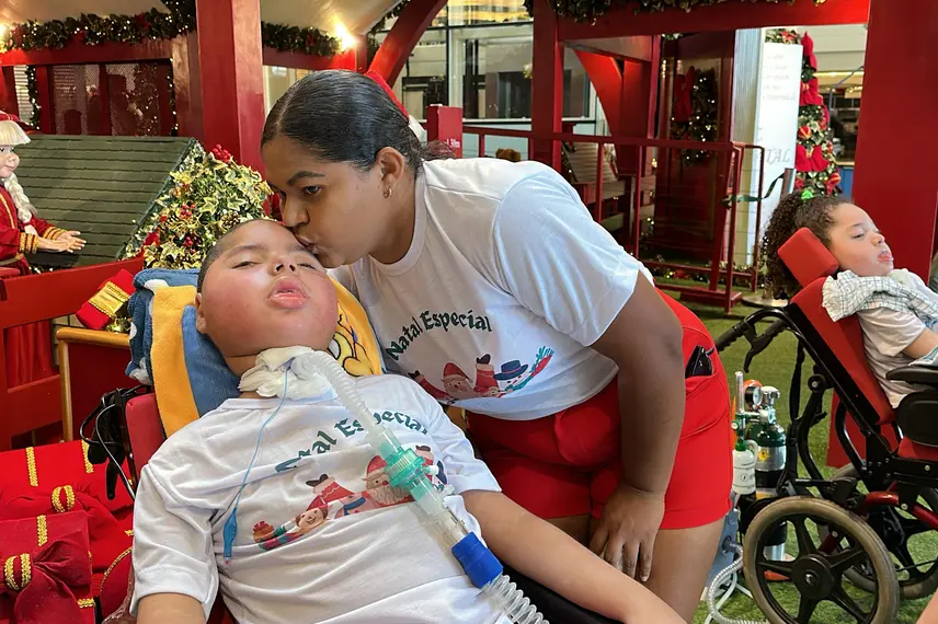 Crianças em tratamento de AME visitam Papai Noel em Teresina