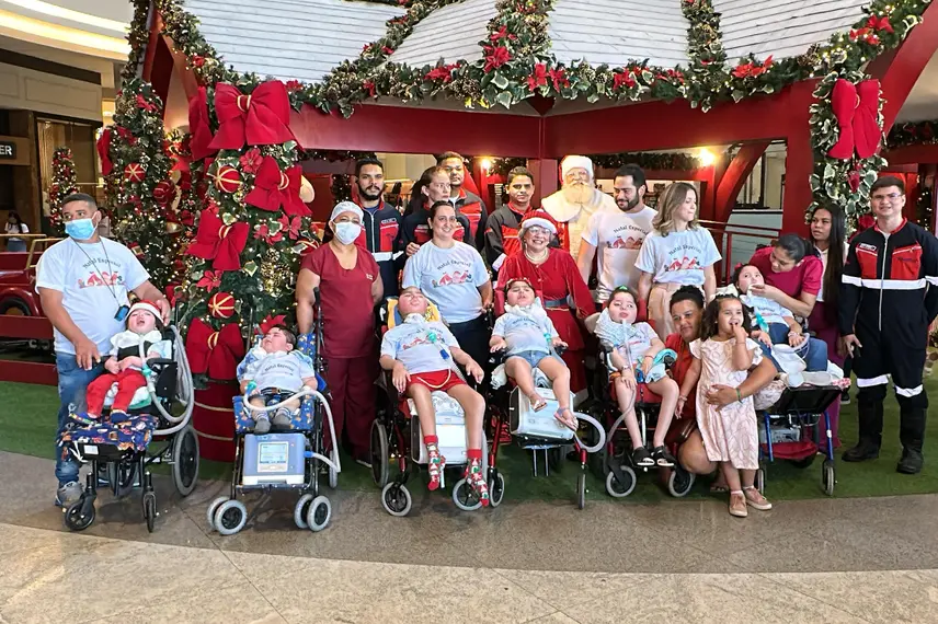Crianças em tratamento de AME visitam Papai Noel em Teresina