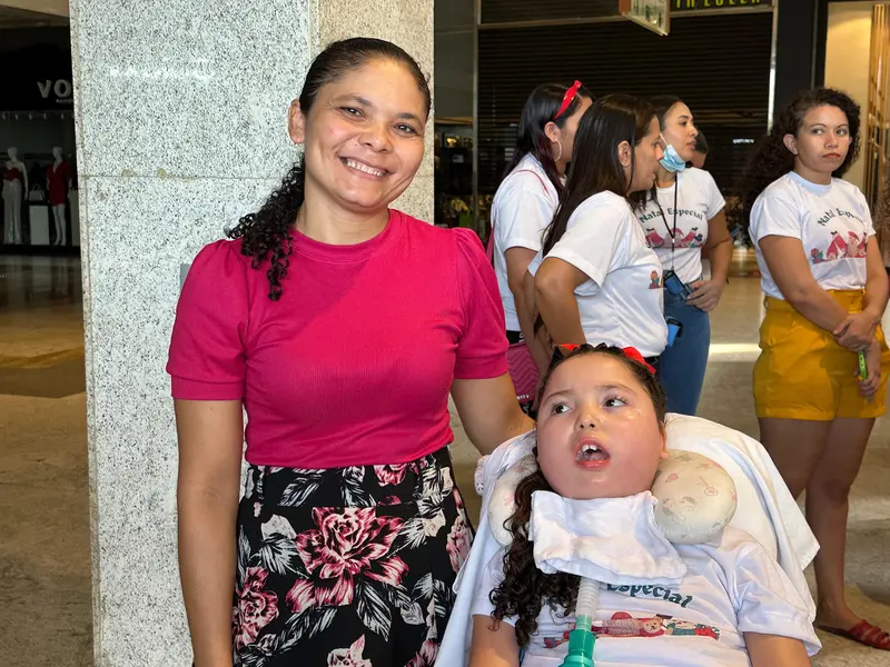 Crianças em tratamento de AME visitam Papai Noel em Teresina