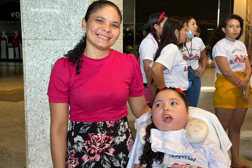 Crianças em tratamento de AME visitam Papai Noel em Teresina