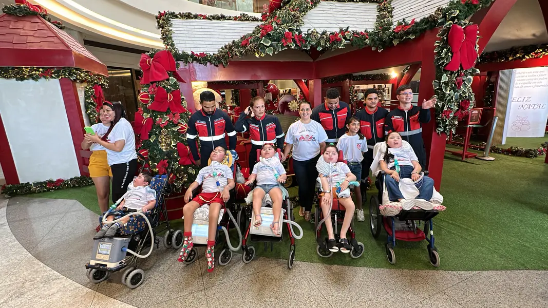 Crianças em tratamento de AME visitam Papai Noel em Teresina