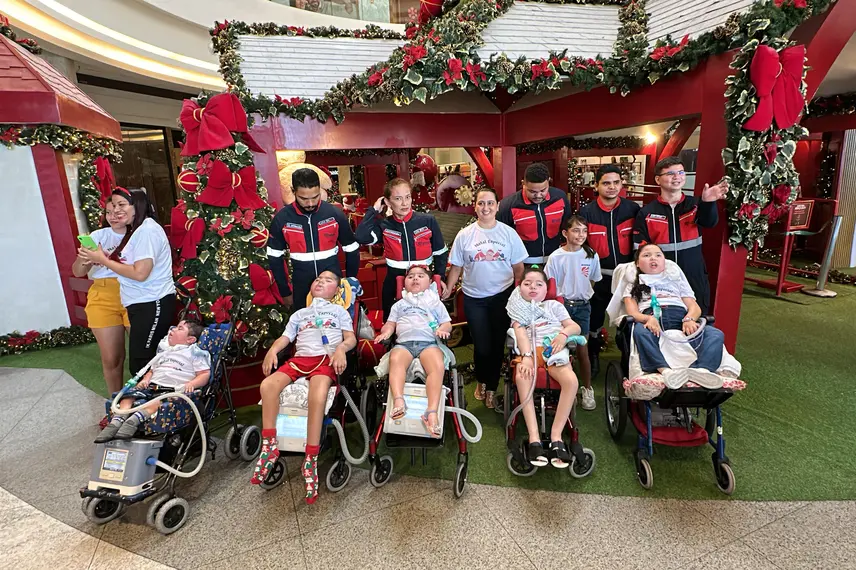 Crianças em tratamento de AME visitam Papai Noel em Teresina