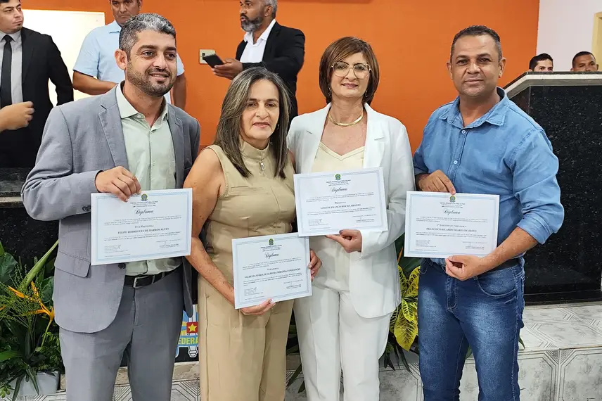 Eleitos de cinco municípios piauienses são diplomados em Manoel Emídio Eleitos de cinco municípios piauienses são diplomados em Manoel Emídio