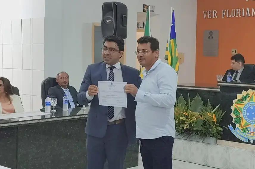 Eleitos de cinco municípios piauienses são diplomados em Manoel Emídio Eleitos de cinco municípios piauienses são diplomados em Manoel Emídio