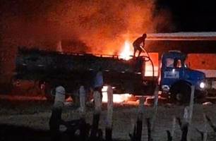 Incêndio atinge ônibus que transportava trabalhadores na BR-222, em Brasileira (Foto: Reprodução/Piripiri Repórter)