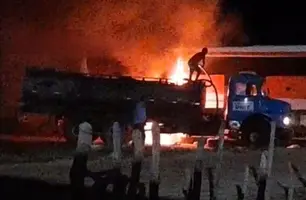 Incêndio atinge ônibus que transportava trabalhadores na BR-222, em Brasileira (Foto: Reprodução/Piripiri Repórter)