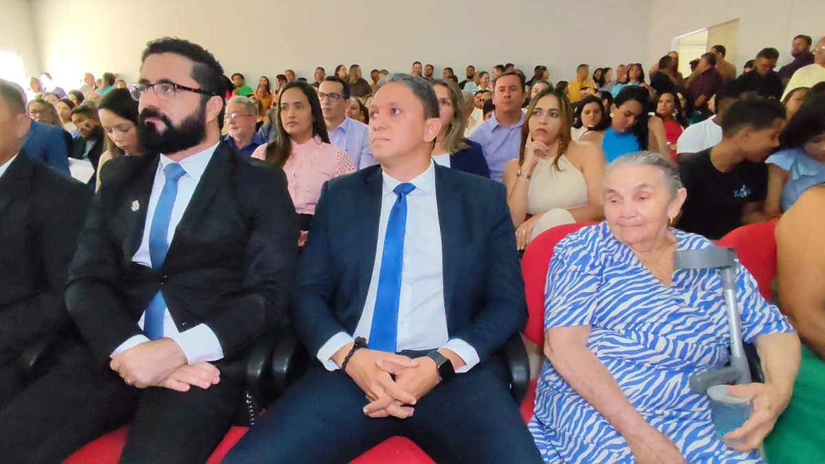 Júnior Ribeiro, vice, vereadores e suplentes eleitos são diplomados em Água Branca