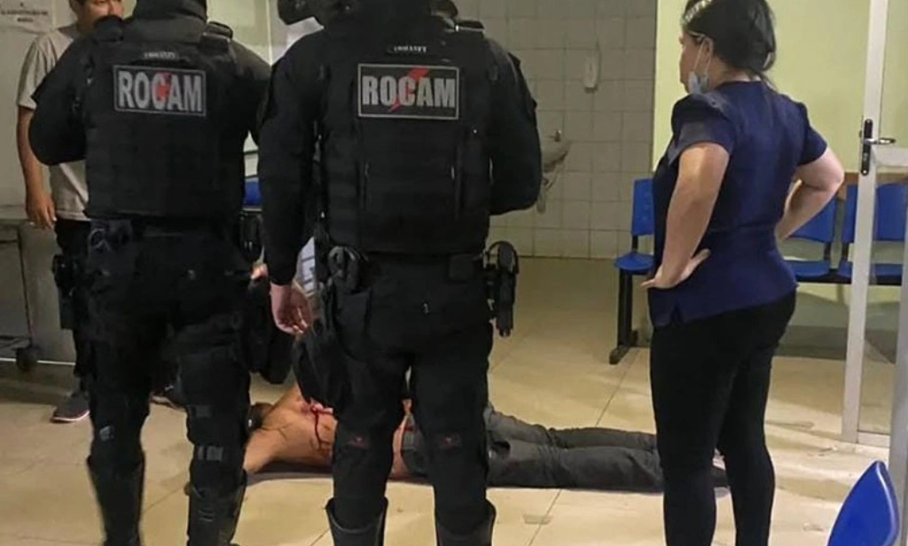 Paciente esfaqueado agride médico e quebra porta de vidro em hospital de Picos