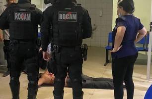 Paciente esfaqueado agride médico e quebra porta de vidro em hospital de Picos (Foto: Reprodução)