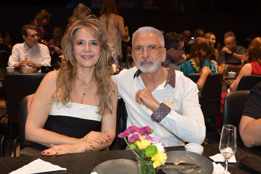 Péricles Mendel comemora aniversário com amigos no Rosetta Rock Bar