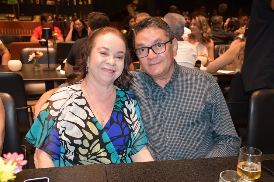 Péricles Mendel comemora aniversário com amigos no Rosetta Rock Bar