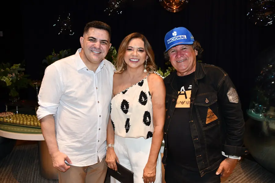 Péricles Mendel comemora aniversário com amigos no Rosetta Rock Bar