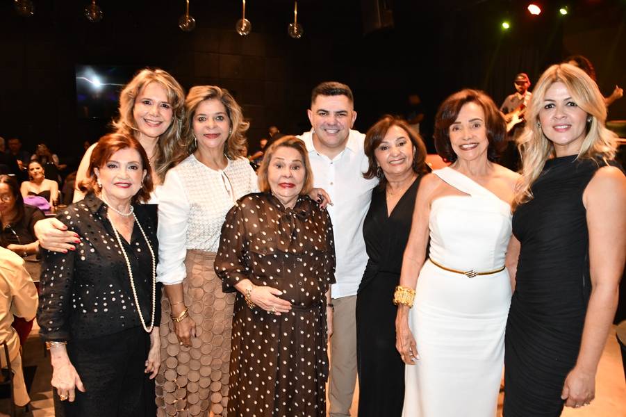 Péricles Mendel comemora aniversário com amigos no Rosetta Rock Bar