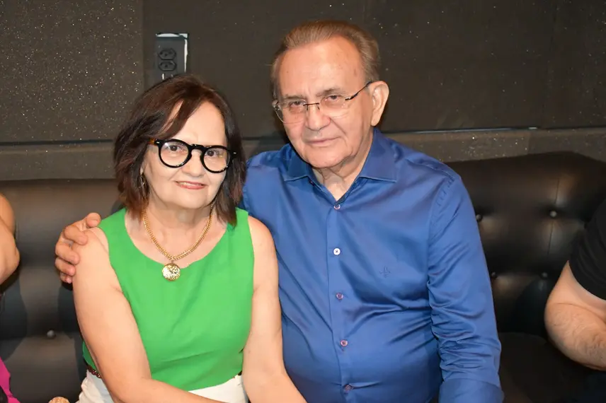 Péricles Mendel comemora aniversário com amigos no Rosetta Rock Bar