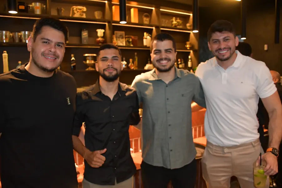Péricles Mendel comemora aniversário com amigos no Rosetta Rock Bar