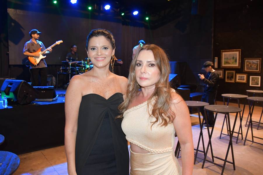 Péricles Mendel comemora aniversário com amigos no Rosetta Rock Bar